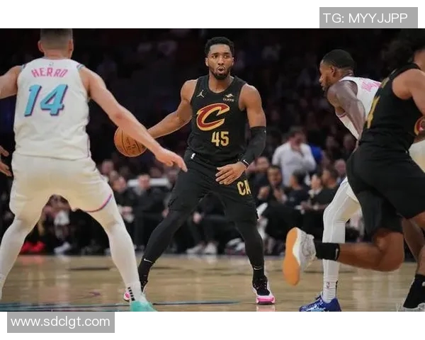 热火队不敌勇士队,收获一场激烈较量 热火队不敌勇士队,收获一场激烈较量